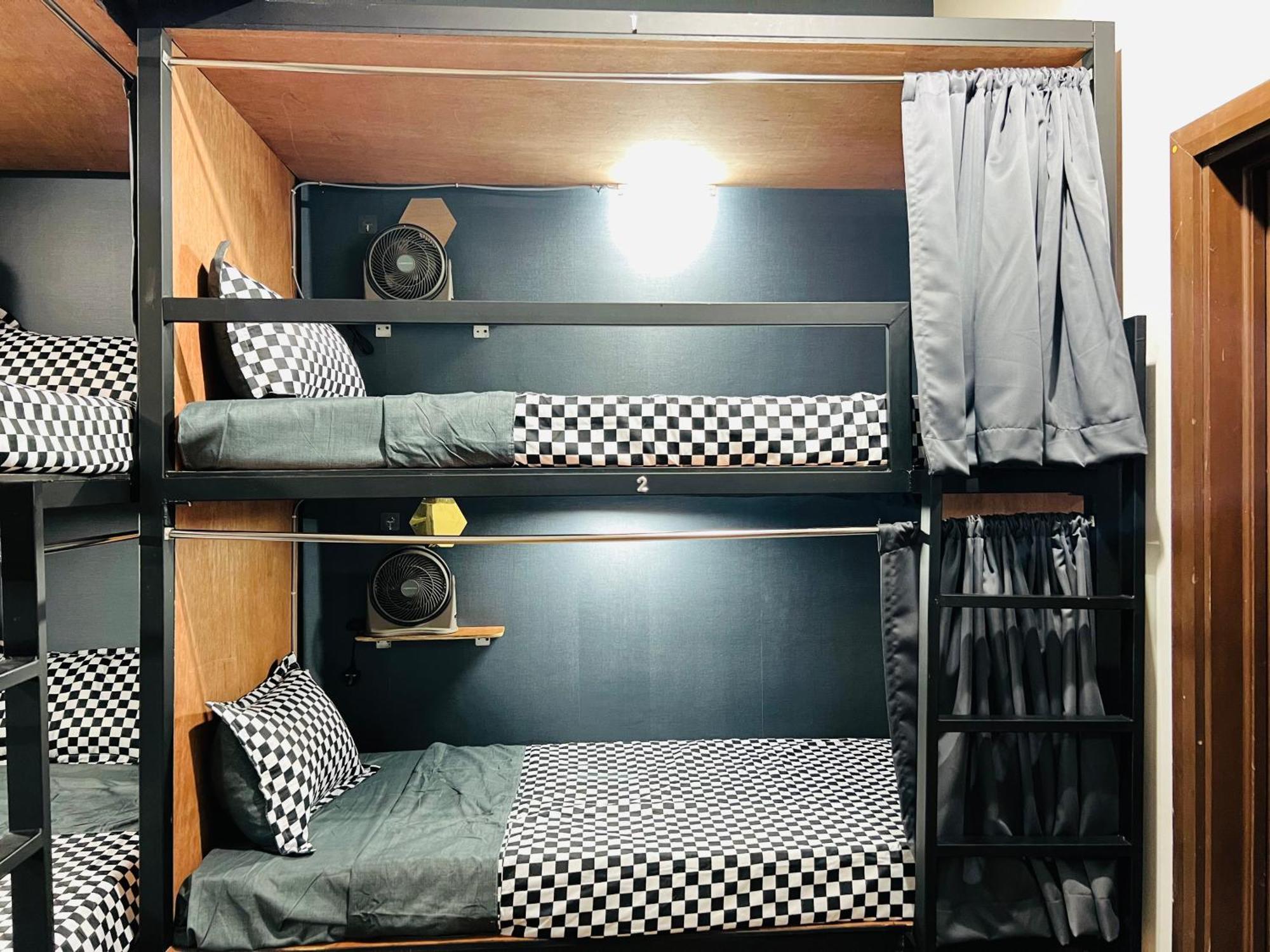 Regalia Spritz Empire Hostel クアラルンプール エクステリア 写真