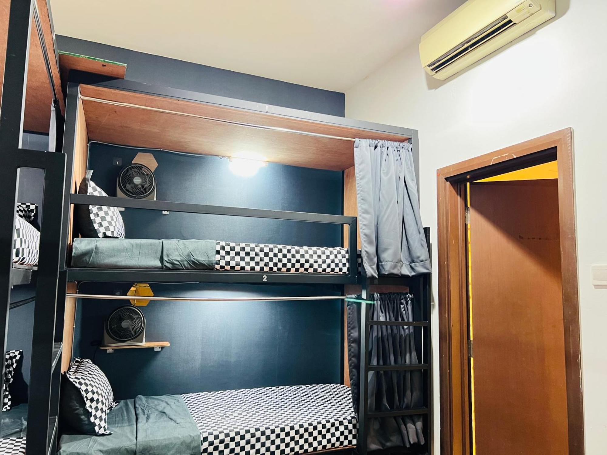 Regalia Spritz Empire Hostel クアラルンプール エクステリア 写真